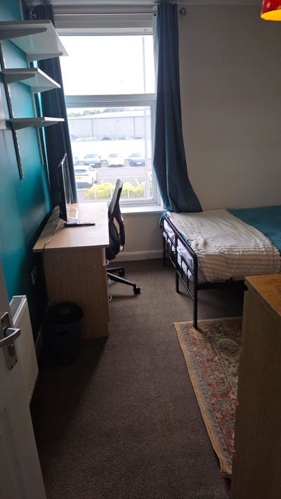 Room in shared house Main Photo