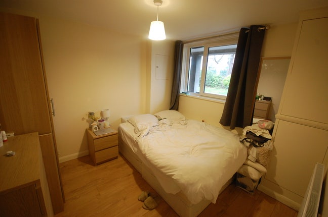Renovated double room in a clean flat Main Photo