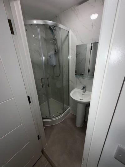 Brand New Ground floor en-suite room  Main Photo
