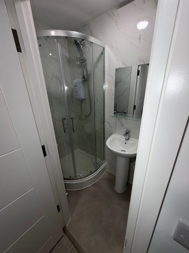 Brand New Ground floor en-suite room  Main Photo