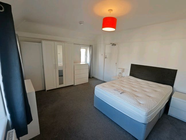 Large Double Ensuite room, Cleaner and Bills Inc. Main Photo