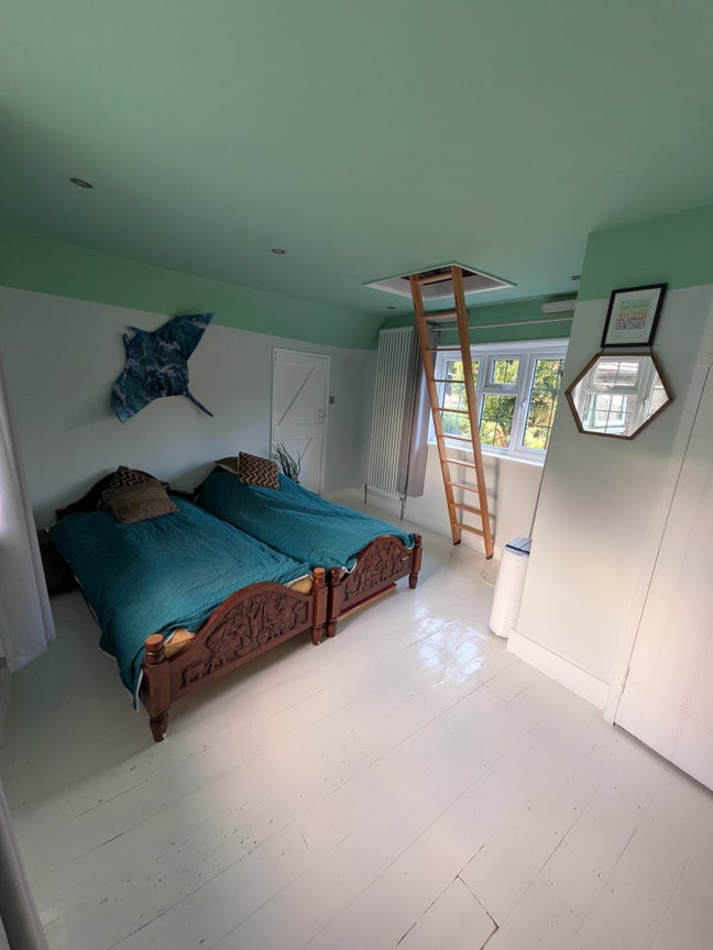 Lovely bright light double room in character home Main Photo