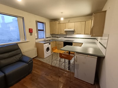 1 bedroom in a flat with 2 university students.  Main Photo