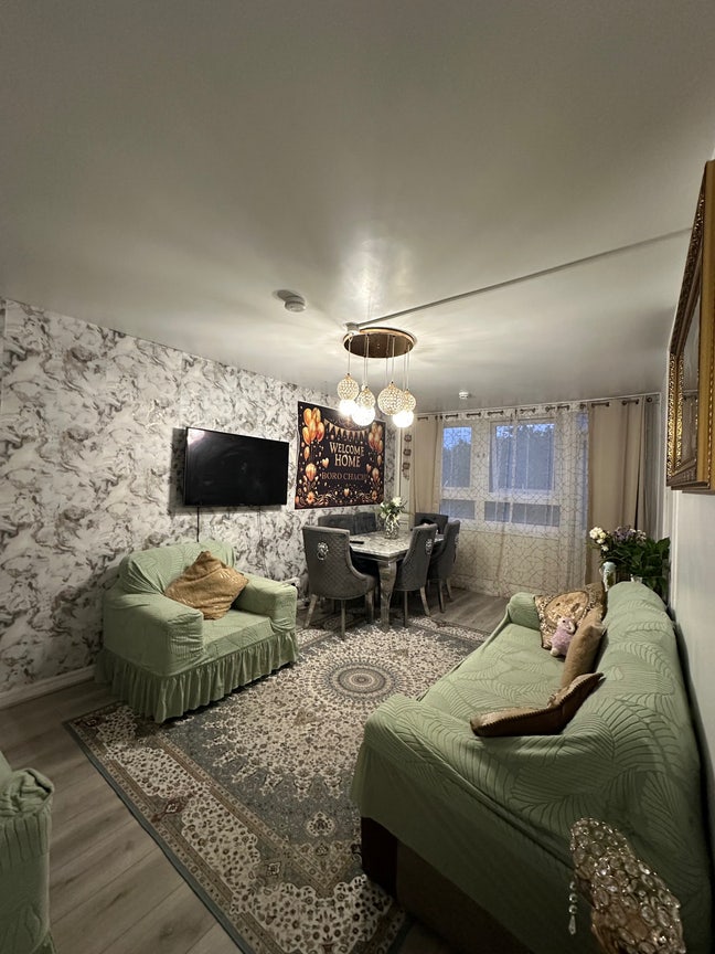 Spacious Two/Three-Bedroom Maisonette - London E1  Main Photo