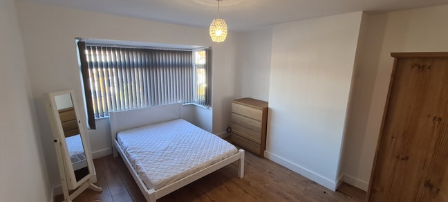 Bright double room in newly refurbished house Main Photo