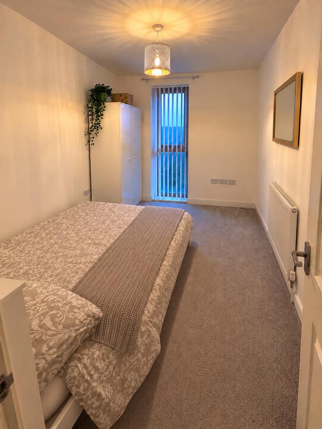 Modern Double Room with Private Bathroom – Bills I Main Photo