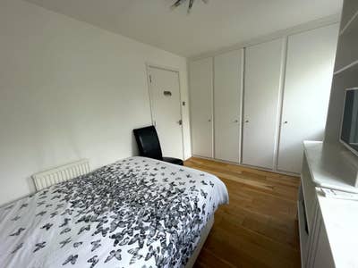 Spacious Double Room in a Quiet, Friendly Home Main Photo