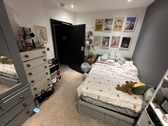 Female house, double room available ❤️ Main Photo