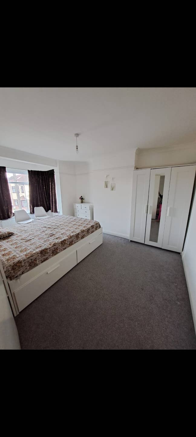 King Size Bed Room for Rent Main Photo