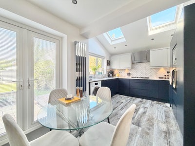 Double-sized bedroom in lovely spacious house Main Photo