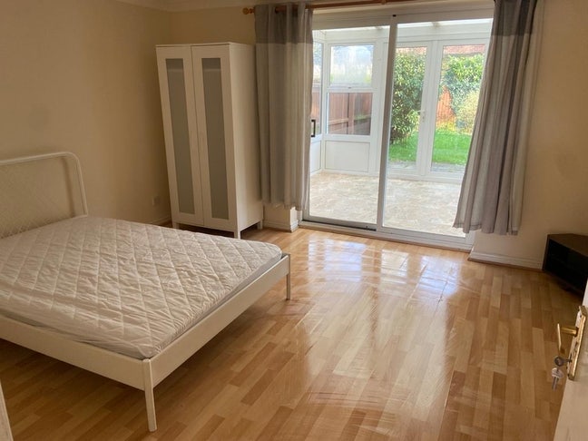 Extremely Large Modern Room Main Photo