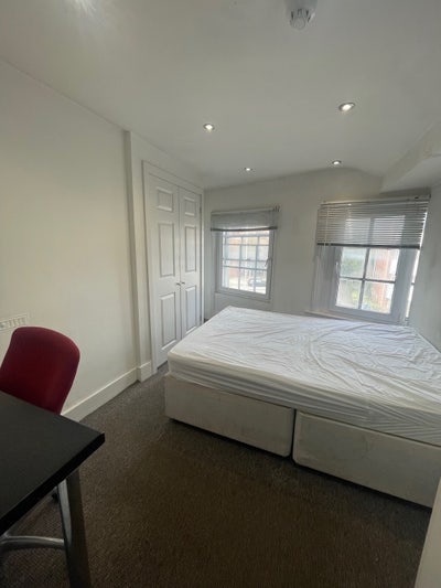 Double Room - RG1 - All bills included! Main Photo