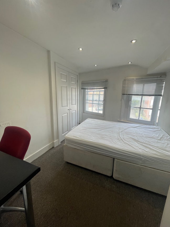 Double Room - RG1 - All bills included! Main Photo