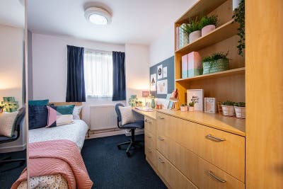 QMU on- campus En-suite room- Available ASAP Main Photo
