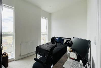 2 Single Rooms in a Modern 3-bed flat, E1 Main Photo