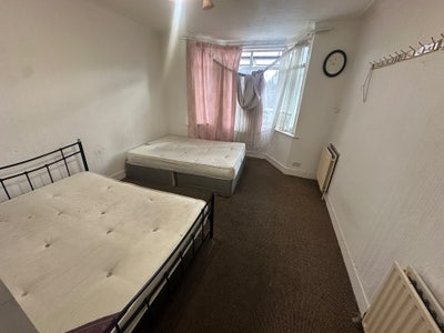 @Brand New 5 Bedroom 2 Bathroom In East Ham ASAP @ Main Photo