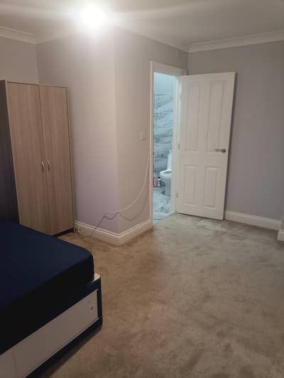 Best Offer, No Deposit, Very Close to Town + Uni Main Photo