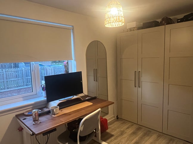 Bright furnished room in Edinburgh, available for  Main Photo