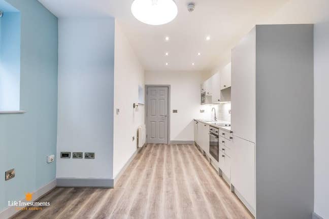 Newly refurbished Ground Floor flat Main Photo