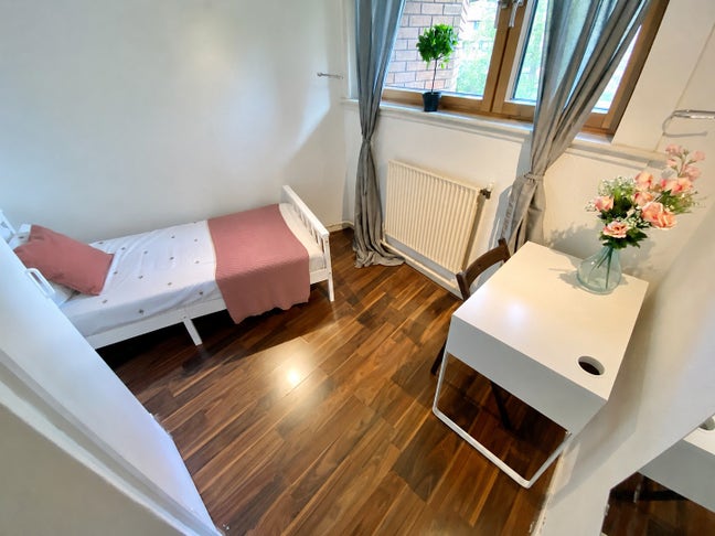 Bright Single Room 14 Min to Imperial Wharf Main Photo