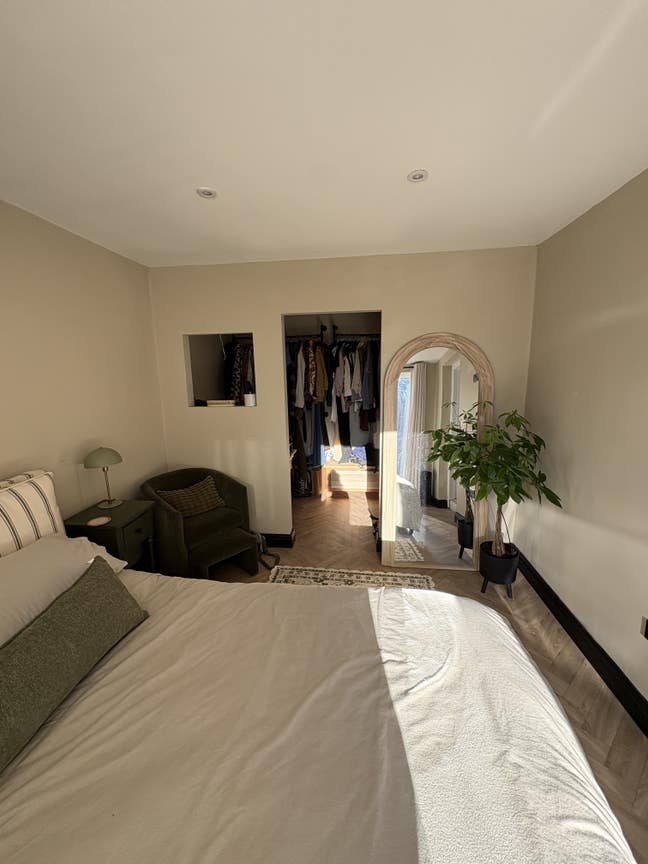 Beautiful double bedroom with walk in wardrobe Main Photo