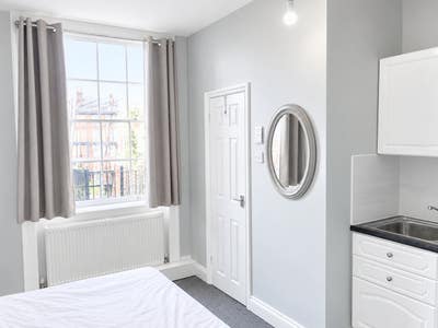 📍Modern Studio with own kitchen & bathroom 📍RG1 Main Photo