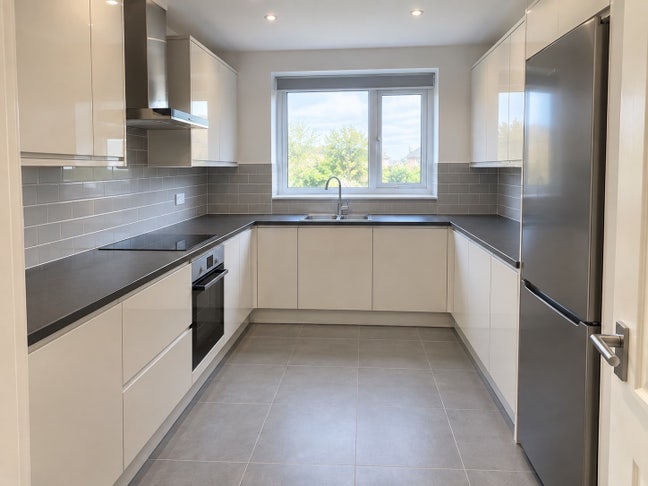 Newly refurb 4 double and single bedrooms for rent Main Photo