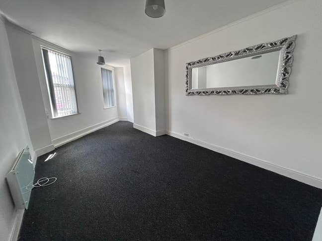 2 Bedroom flat to let, County Road, Walton L4 &pound;750 Main Photo