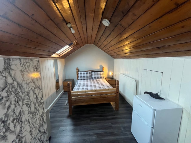 Town Centre Rooms  Next to Train Station  Main Photo