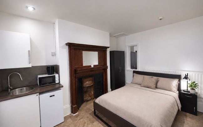 Modern Studio with En Suite in Wednesbury UC & DSS Main Photo