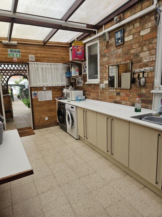 3 x Single rooms to let in Bletchley  Main Photo