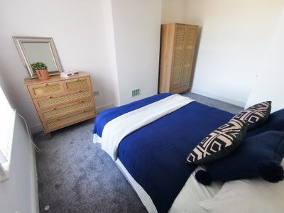 Recently refurbed/Spacious House/Town Short Walk Main Photo