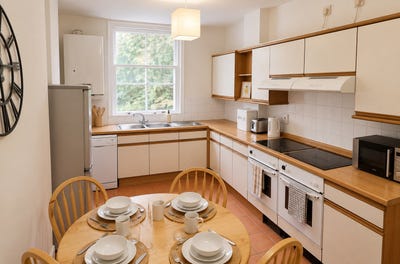 🏡 Spacious Room in Canterbury House | Great Loc! Main Photo