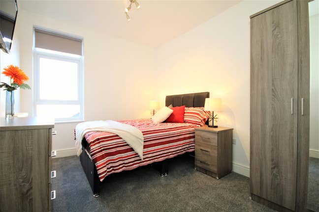 Room with en-suite - close to train station Main Photo