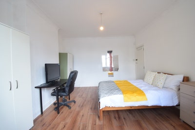 Move-In Ready Room with Fast Transport Links Main Photo