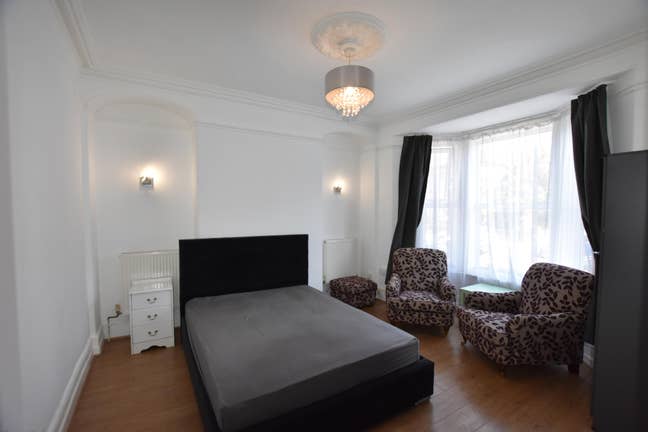 *** Double Room in House Share for Single Person O Main Photo
