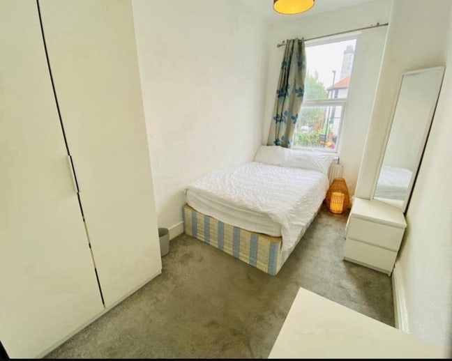 Short term let-Large en-suite room incl bills.  Main Photo