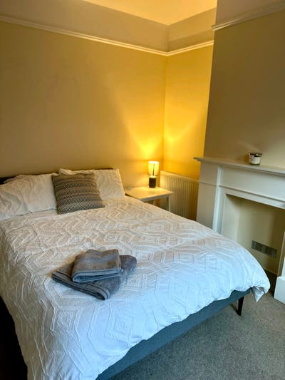 Spacious Double Bedroom in Prime Location Main Photo
