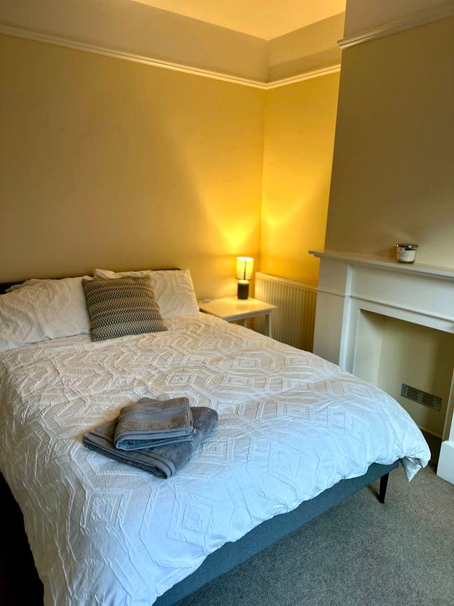 Spacious Double Bedroom in Prime Location Main Photo