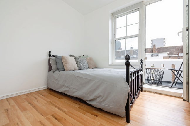 Double Room with Private Balcony – Bills inc- SW9 Main Photo