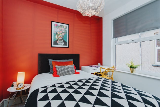 Luxury room only - close to train station Main Photo