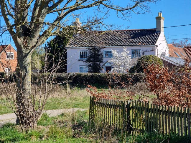 Large room in country house near Sizewell. Main Photo