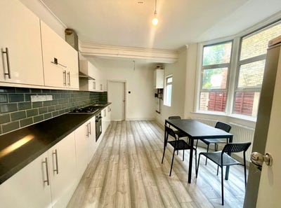 Large Double Room N17  Main Photo
