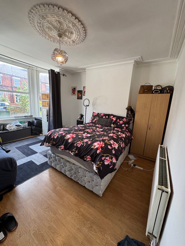 One master bedrom for working couple/2female/male  Main Photo