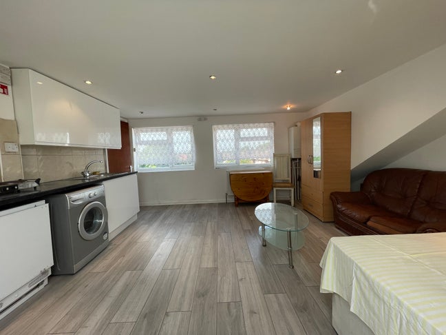 Self contained studio flat! Main Photo