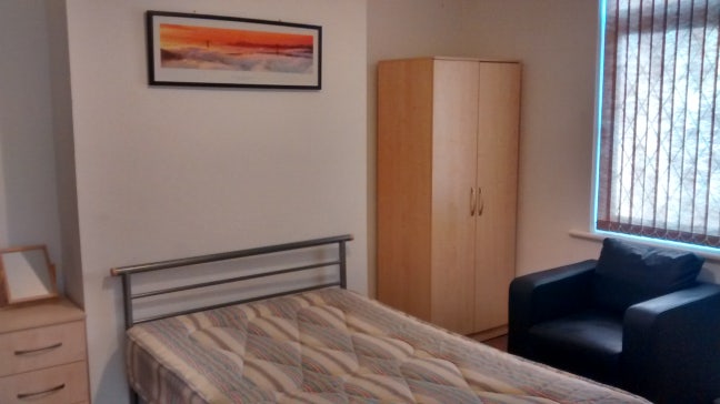 Room in professional house share. Main Photo