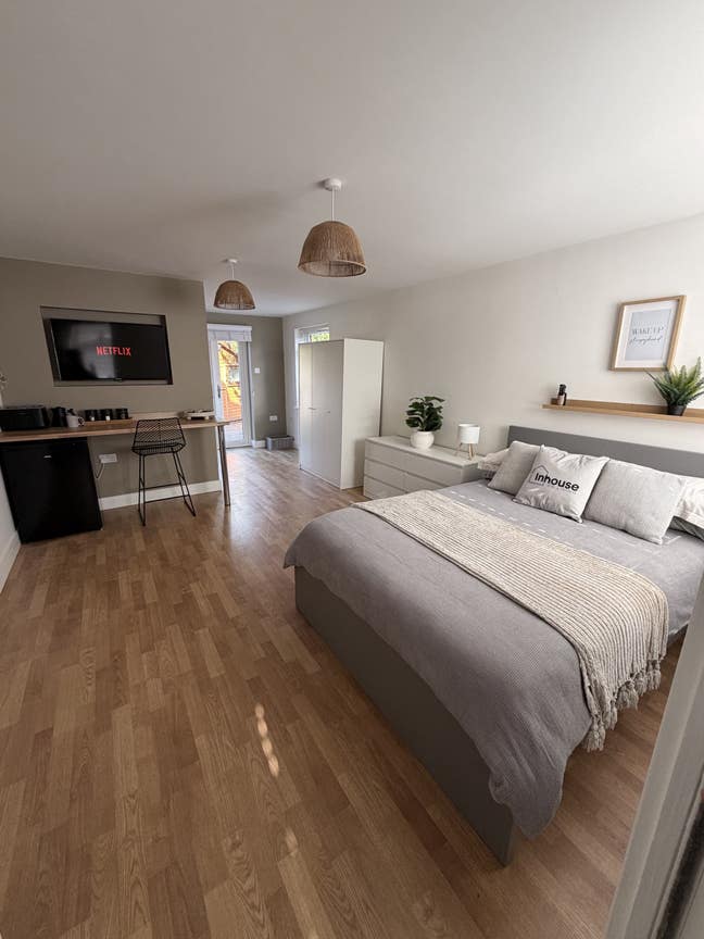 Newly Refurbished Double En-suite Room 🏠 Main Photo