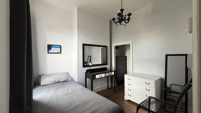 Single Room Hanwell W7 Easygoing Household Main Photo