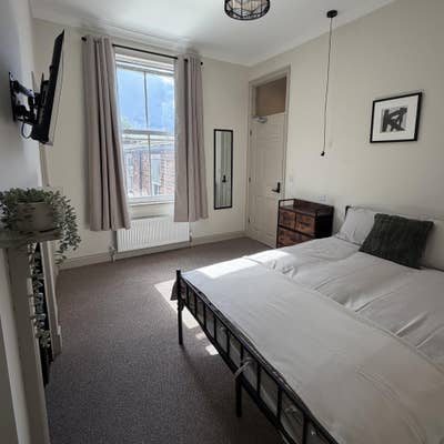 Luxury En-Suite Double Room – All Bills Included Main Photo
