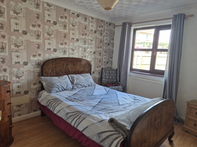 Double Bedroom / In Ground Floor Flat Main Photo